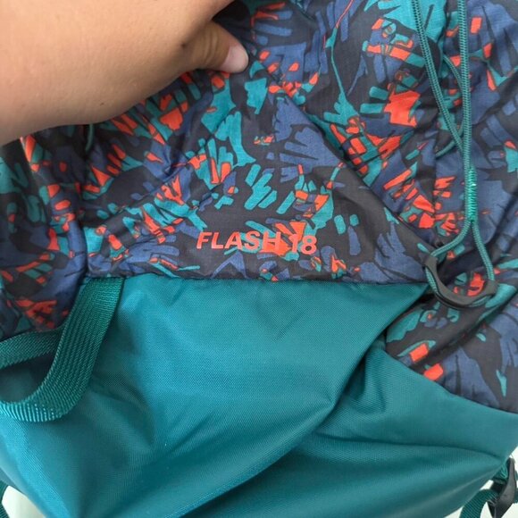 Rei Flash 18 Pack Like New - Picture 2 of 3